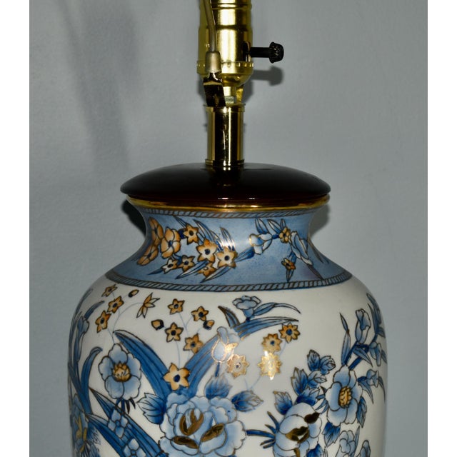Vtg. 1970s Porcelain Asian Style Temple Jar Lamp W/Wood Base For Sale - Image 4 of 13