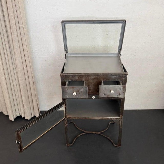 Gray 1940s Industrial Brushed Steel Top Opening Medical Apothecary Display Cabinet For Sale - Image 8 of 12