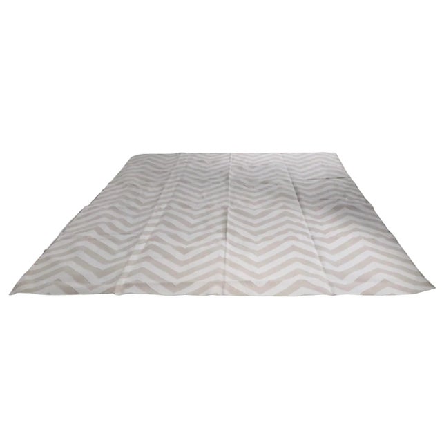 Geometric Flat Weave Dhurrie Carpet by the Rug Company in Gray and Ivory For Sale - Image 9 of 11