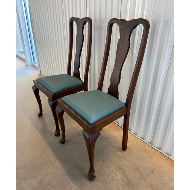 Lovely par of classic Queen Anne dining side chairs in solid wood (mahogany presumably) in a dark finish. Simple design...
