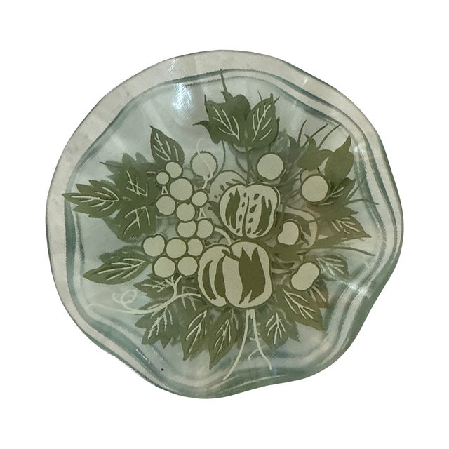 1970s Organic Modern Ruffled Clear Glass Berry Bowls With Graphic Fruit Motif, Set of 4 For Sale - Image 4 of 6