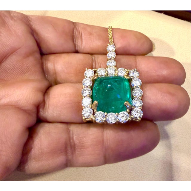 2000 - 2009 17.5 Ct Sugar Loaf Cabochon Colombian Emerald & 5.7 Ct Diamond Necklace 14KYG For Sale - Image 5 of 18