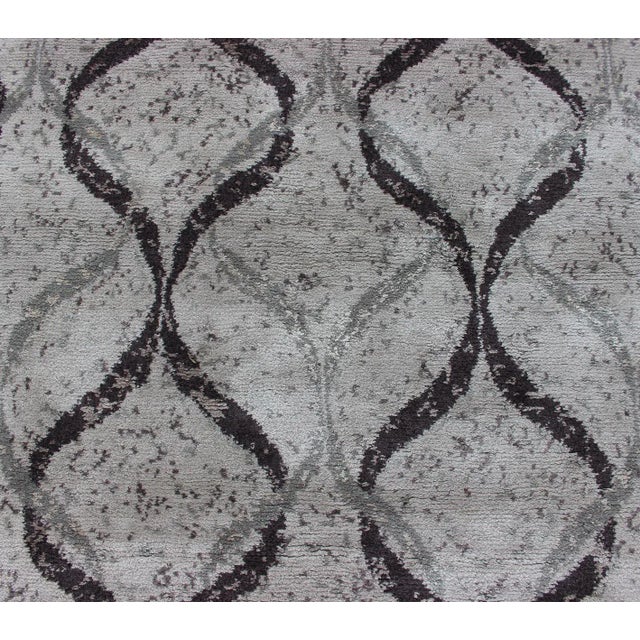 Light Gray Modern Design Wool and Silk Tibetan Nepalese Rug- 4′1″ × 6′ For Sale - Image 8 of 12