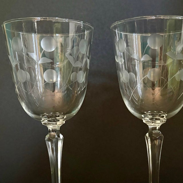 Mid-Century Modern Vintage Libbey “Carlton (Dots)” Water Goblets – Set of 2 Tall Glasses – 7” – Mid Century Barware For Sale - Image 3 of 7