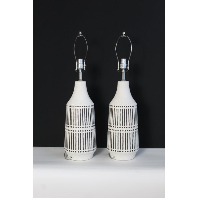 Linen Mid 20th Century Gerald Thurston Style Table Lamps. For Sale - Image 8 of 12