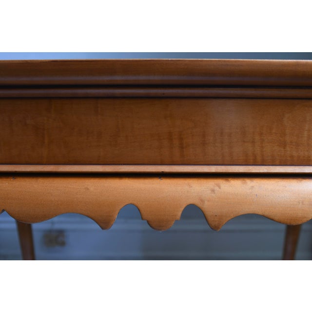 Queen Anne 1990s Vintage Eldred Wheeler Tiger Maple Tea Table Scalloped Skirt Queen Anne Legs Colonial Reproduction For Sale - Image 3 of 11