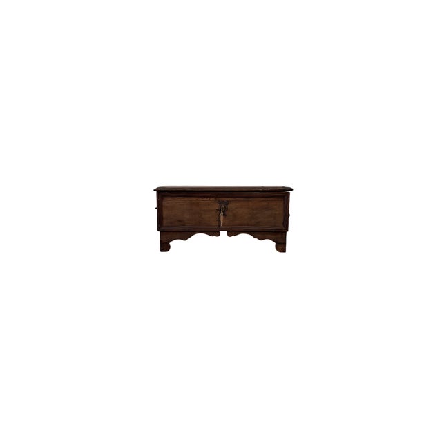 Chest in walnut wood from the 1700s, elegant and well-proportioned, characterized by a moving workmanship on the lower...