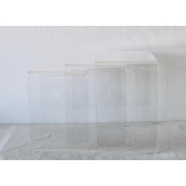 Transparent 1980s Vintage Mid-Century Modern Lucite Acrylic Waterfall Nesting Tables-Set of 3 For Sale - Image 8 of 10