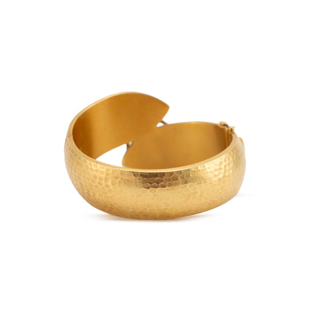 Vintage 18k Yellow Gold Criss-Cross Hammered Wide Bold Statement Bangle Bracelet For Sale In Houston - Image 6 of 8