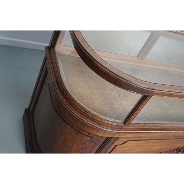 This oak shop counter dates from the early 20th century and was made in France. It features a solid wooden frame with a...