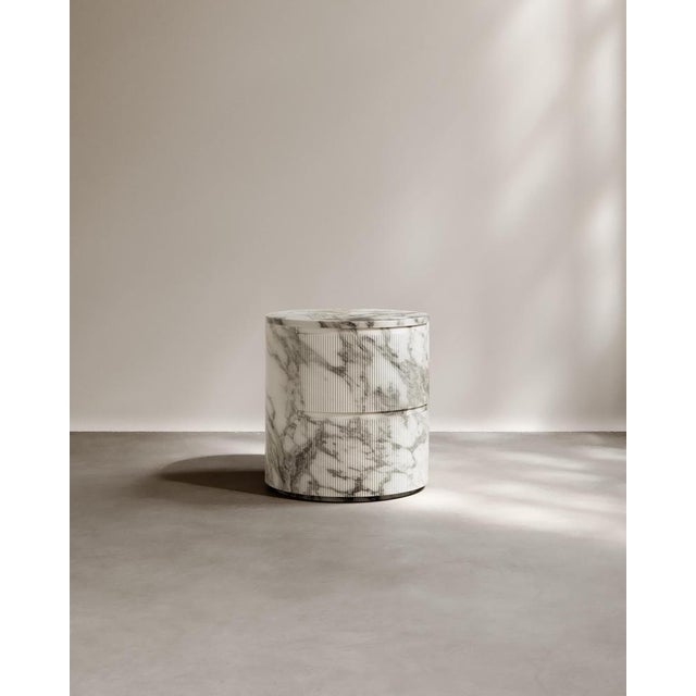 Ashley bedside table in arabescato marble & oak by paloma editions dimensions: d 50 x w 50 x h 50 cm. Materials:...