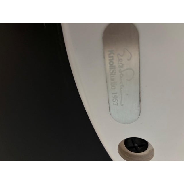 Mid-Century Modern Knoll Eero Saarinen Round Pedestal Dining Table With Dark Top and White Tulip Base and 4 Chairs For Sale - Image 3 of 6
