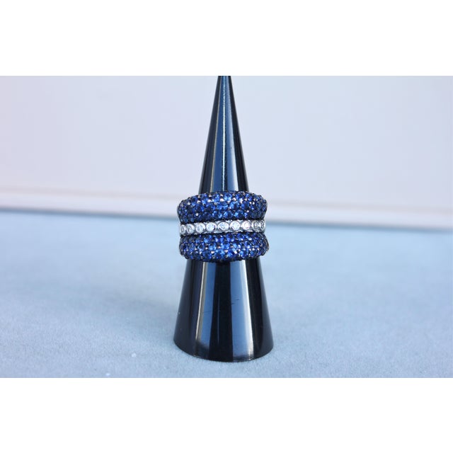 Round Diamond Bezel Set Blue Sapphire Pave Set 18 Karat White Gold Unique Ring, Size 7 For Sale - Image 9 of 14