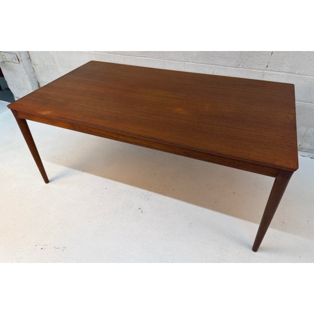 Vintage Danish Mid-Century Modern Teak Expandable Dining Table For Sale In New York - Image 6 of 18
