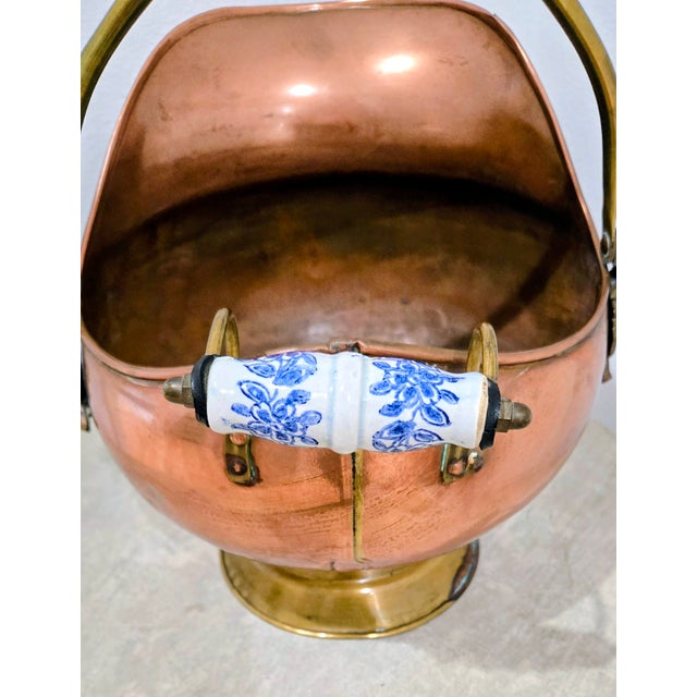 Vintage Dutch Copper & Brass Coal Scuttle With Delft‑Style Handle & Lion Masks For Sale - Image 4 of 8