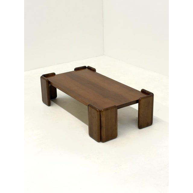 This Sapporo coffee table, designed by Mario Marenco for Mobil Girgi in the 1970s, is an elegant example of Italian design...