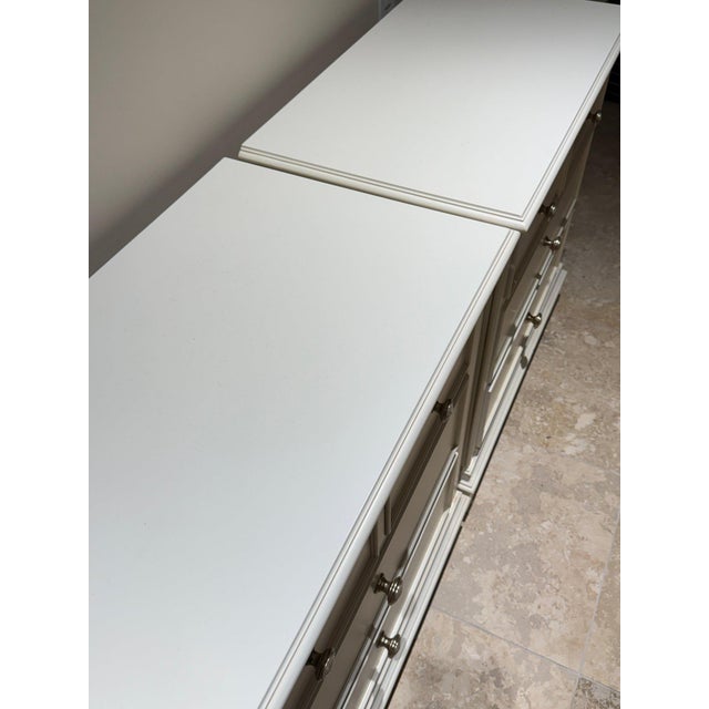 Late 20th Century Late 20th Century Pair of Thomasville White Three-Drawer Nightstands – Classic American Traditional Bedside Tables For Sale - Image 5 of 11