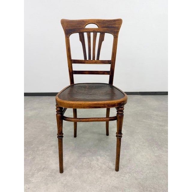 An elegant and highly collectible pair of Austrian/Central European Art Nouveau bentwood dining or side chairs...