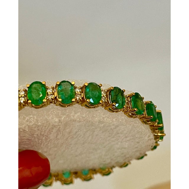 Contemporary 12 Carat Natural Emerald & 1 Carat Diamond Tennis Bracelet 14 Kt Yellow Gold For Sale - Image 3 of 18
