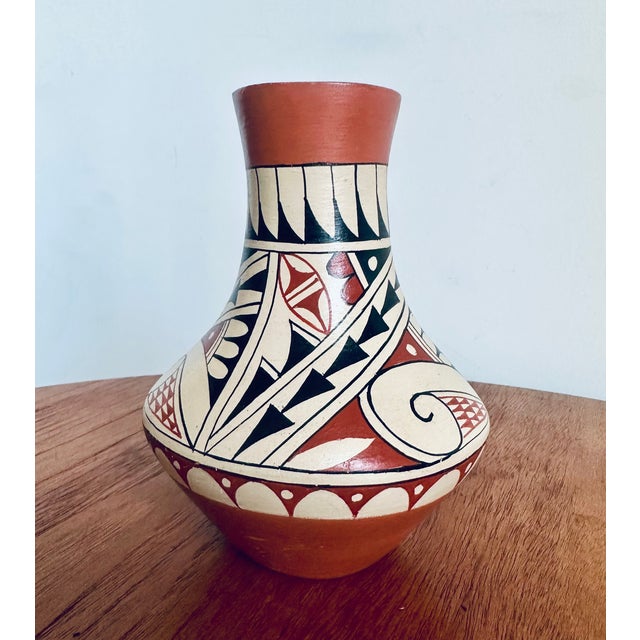 Native American Art P. R. Tosa Native American Pottery Vase Pueblo New Mexico 1960s Handmade Vintage For Sale - Image 4 of 8