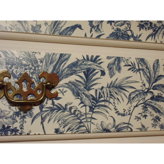 Georgian Court Chest of Drawers by Ethan Allen, 1990s For Sale - Image 4 of 12