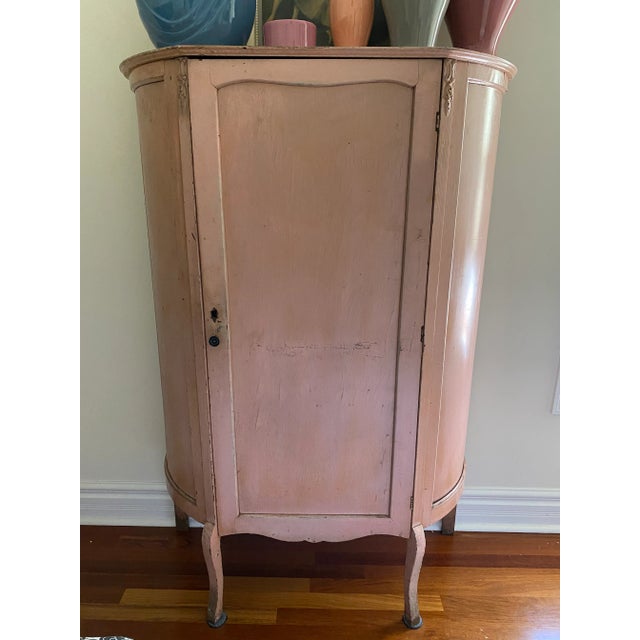 Victorian Antique French Louis XV Revival Painted Display Cabinet With Curved Glass Panel – Circa 1880–1910 For Sale - Image 3 of 10