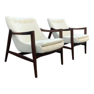 Modern Walnut Mid Century Style Lounge Chairs in Cream Boucle. - Pair