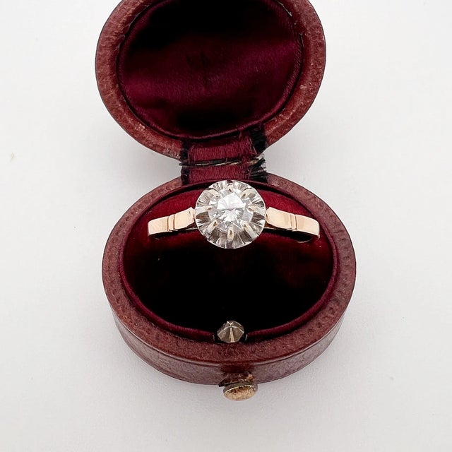 Vintage solitaire (circa 1970) in 18 carat yellow gold (750 thousandths) and platinum. It is decorated with a brilliant-...