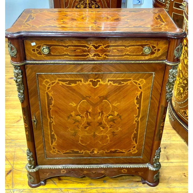 Grand French Louis XVI Style Commode – Rich Wood Marquetry With Gold Leaf & Ornate Bronze Details For Sale - Image 4 of 4