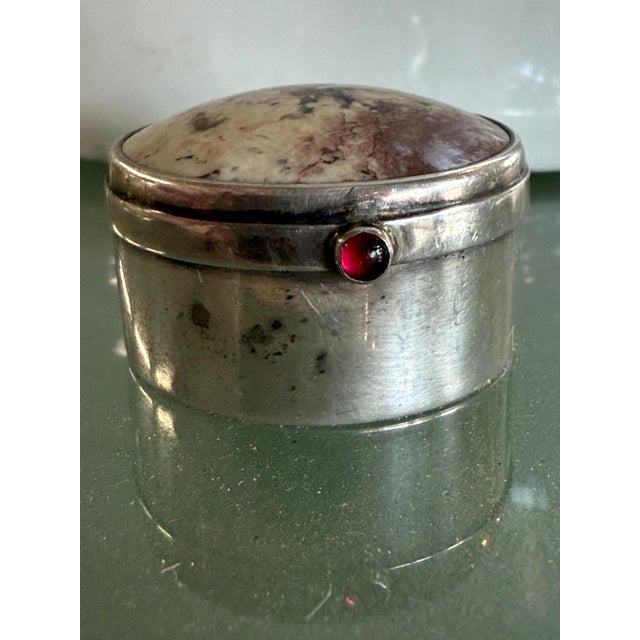 Beautiful Birmingham 1912 Sterling Silver, Agate & Cabochon Ruby? Pill Box For Sale - Image 4 of 12