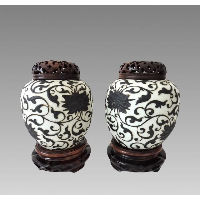 Early 20th Century Rare Republic Peony & Iron Brown Crackle Glaze Chinese Ginger Jars With Wood Stands & Reticulated Tops, a Pair For Sale - Image 5 of 10