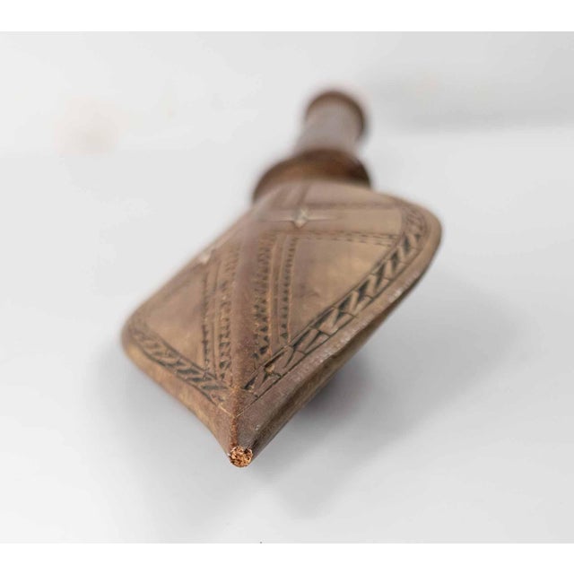 Brown Mid-Century Wwii Era Pacific Solomon Islands Tribal Dance Paddle Club For Sale - Image 8 of 15