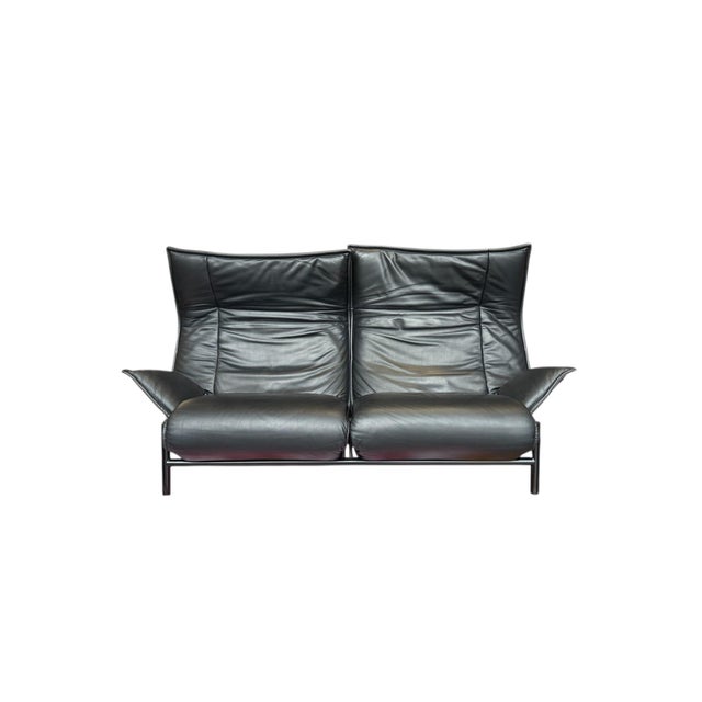 The sofa consists of three separate seating elements with adjustable backrests. The two outer seats are adjustable in...