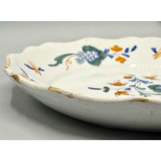 French Provincial 18th-Century French Country Nevers Polychrome Plate With Insects For Sale - Image 3 of 9
