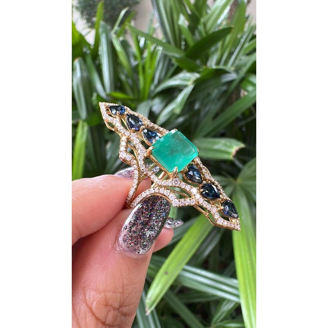 Set in 18k Gold, 3.99 Carats Emerald, Blue Sapphires & Diamonds Cocktail Ring, Us Size 7 For Sale - Image 13 of 14