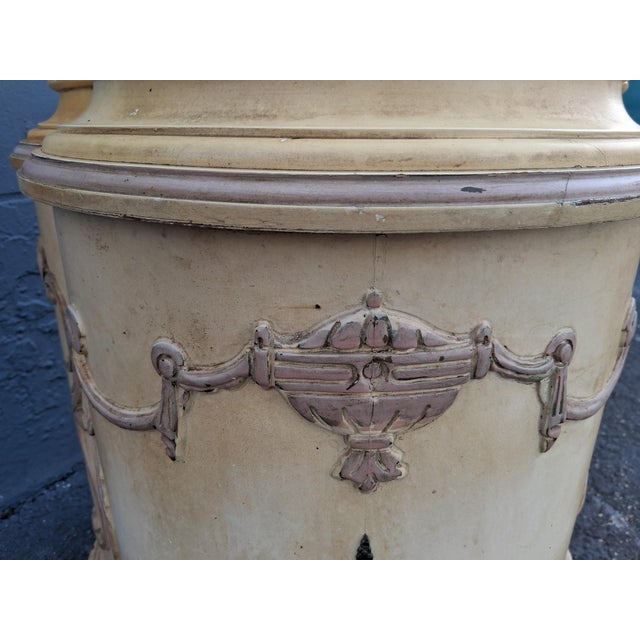 1920's Italian Venetian Regency Tall Clover Form Display Cabinet For Sale In Miami - Image 6 of 18