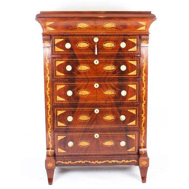 This is a fabulous antique Dutch marquetry walnut chest of drawers, circa 1800 in date. It has been accomplished in walnut...
