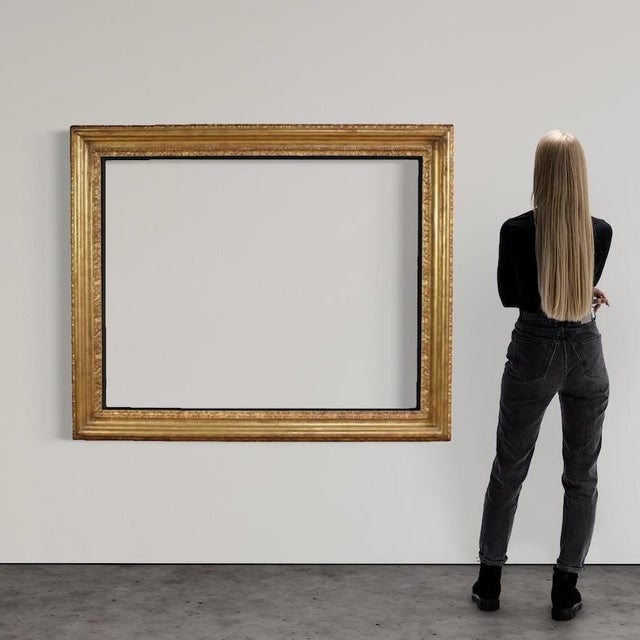 Large mid-20th-century Italian frame. Finely carved and gilded wooden frame of high quality. The frame can hold a painting...