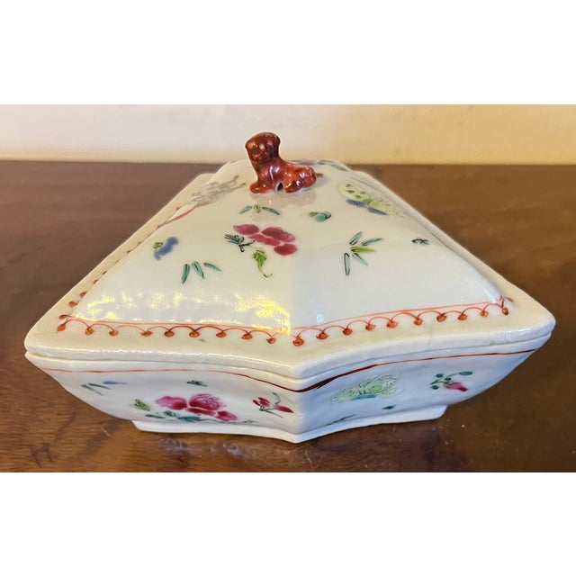 Chinoiserie Antique 18th Century Chinese Export Porcelain Famille Rose Cabaret Dish and Cover With Foo Dog Finial For Sale - Image 3 of 14