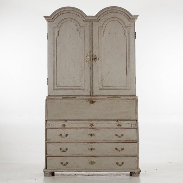 Danish baroque bureau in walnut with double dome top, circa 1710.h. 237 h-open. 75 w. 130 d. 58 d-open. 91 d-top. 40 cm.h....