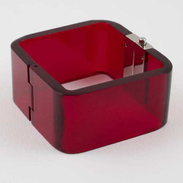 Contemporary Bottega Veneta Magenta Acrylic and Silvered Metal Bangle Bracelet For Sale - Image 3 of 9