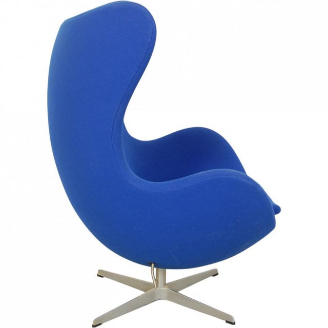 Arne Jacobsen Egg chair upholstered in original blue fabric, and with a base of brushed aluminium. The chair is from the...