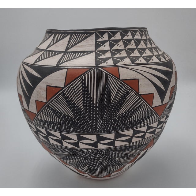 Large Signed Acoma Pueblo Polychrome Olla by Lydia H. Ray ("Lee") For Sale - Image 9 of 9