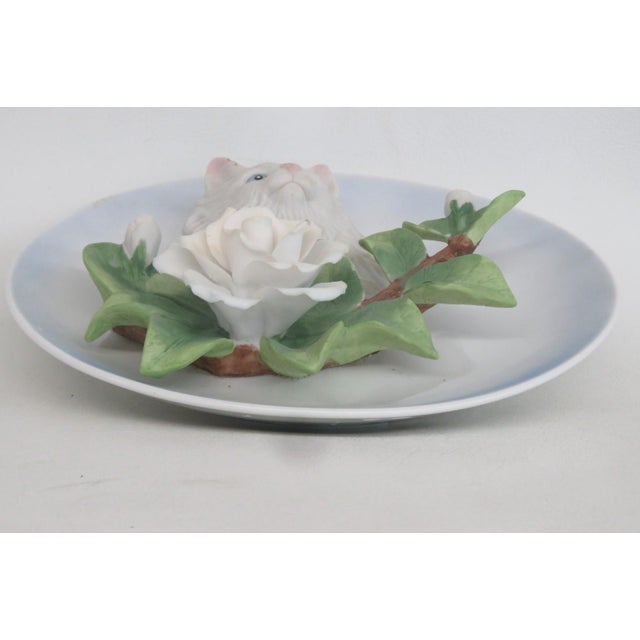Main Aisle 3d White Persian Cat and Roses 1990 Decorative Collectors Plate 4837b For Sale - Image 13 of 15