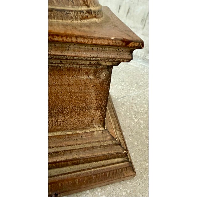 Neoclassical-Style Faux Wood Urn Table Lamp, Detailed Baluster Pedestal & Contrasting Opaque Black Drum Shade For Sale - Image 9 of 11