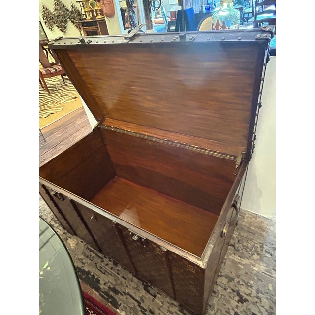 1990s Large Leather Wrapped Maitland Smith Trunk With Wooden Mounts For Sale - Image 5 of 16