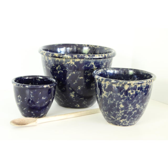 Set of three nesting bowls. Iconic blue agate pattern from Bennington Pottery Vermont . Stamped verso. # 1876 signifies...