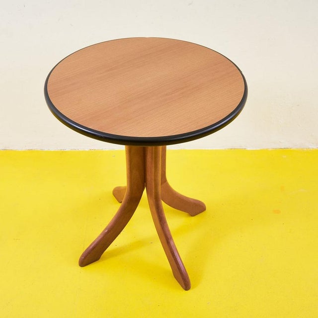 Discover this charming round table, a perfect example of mid-century design that combines simplicity and elegance. With...