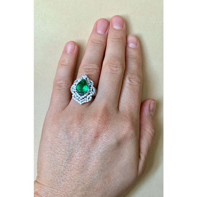 4.75 Carat Pear Cut Colombian Emerald & Diamond 18 Karat Gold Ring Estate Size 7 For Sale - Image 14 of 18