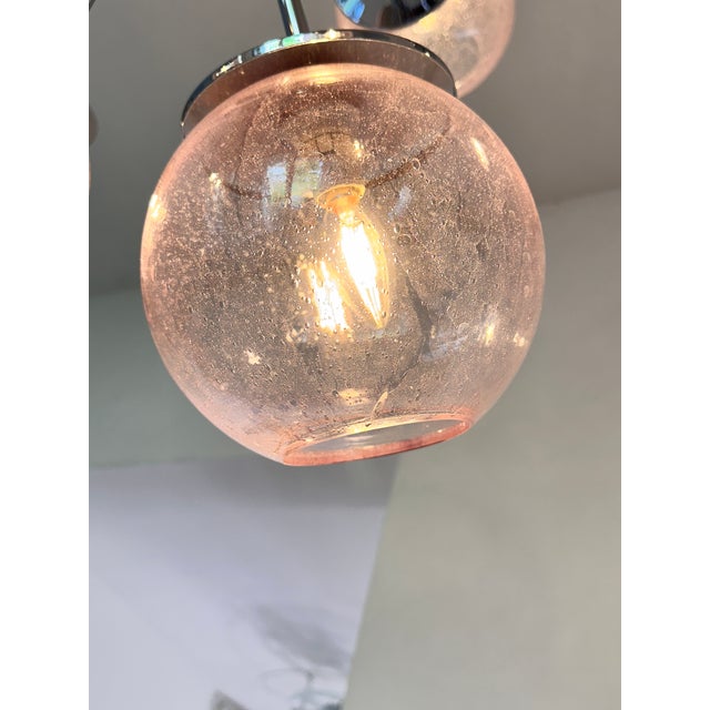 Luxury sputnik chandelier with pink spheres in Murano glass .”Pulegoso” is a traditional working of Murano glass that make...